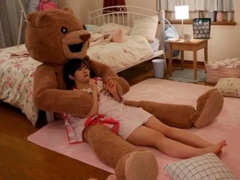 Chú con ghệ nhồi bông và em em học sinh ngây thơ